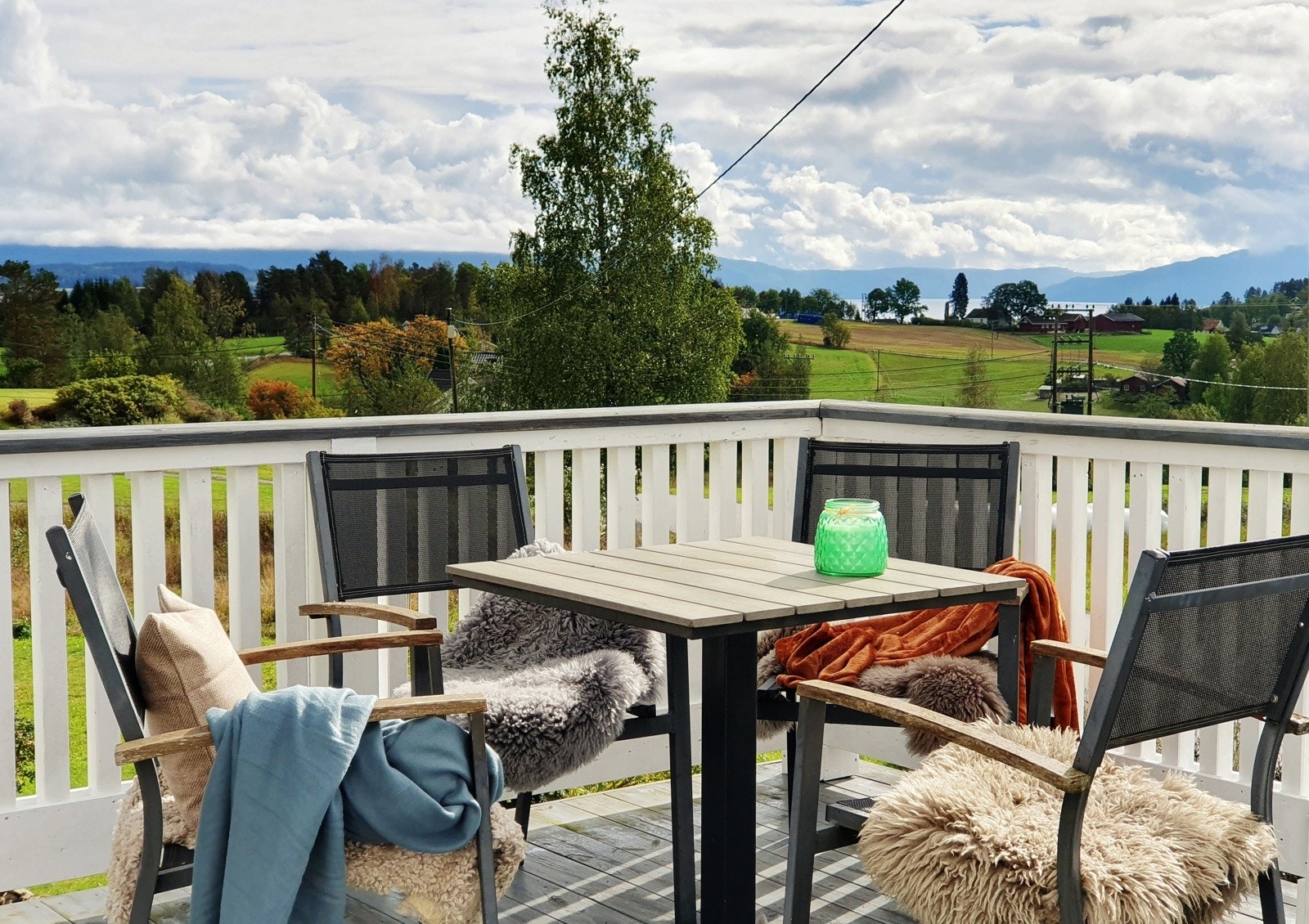 Fra eiendommen er det flott utsikt mot Tyrifjorden og omkringliggende natur. Galleribilde