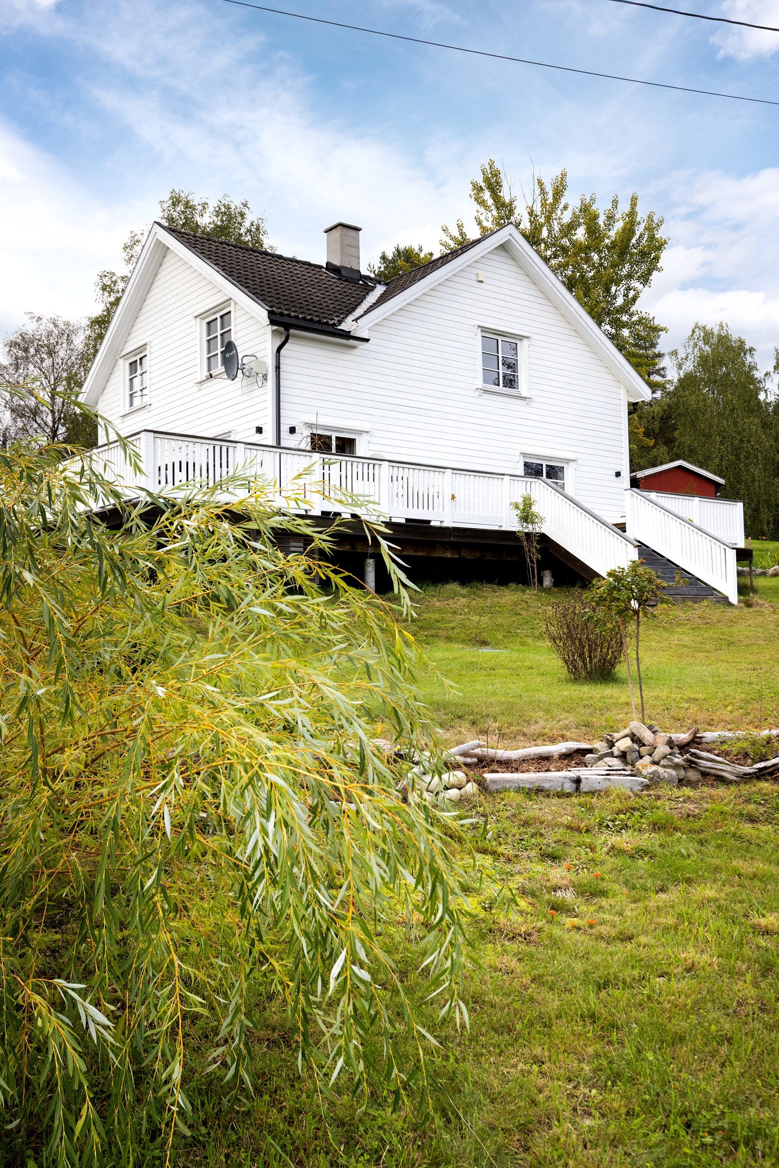 Klassisk og lun fasade med hage foran huset. Galleribilde