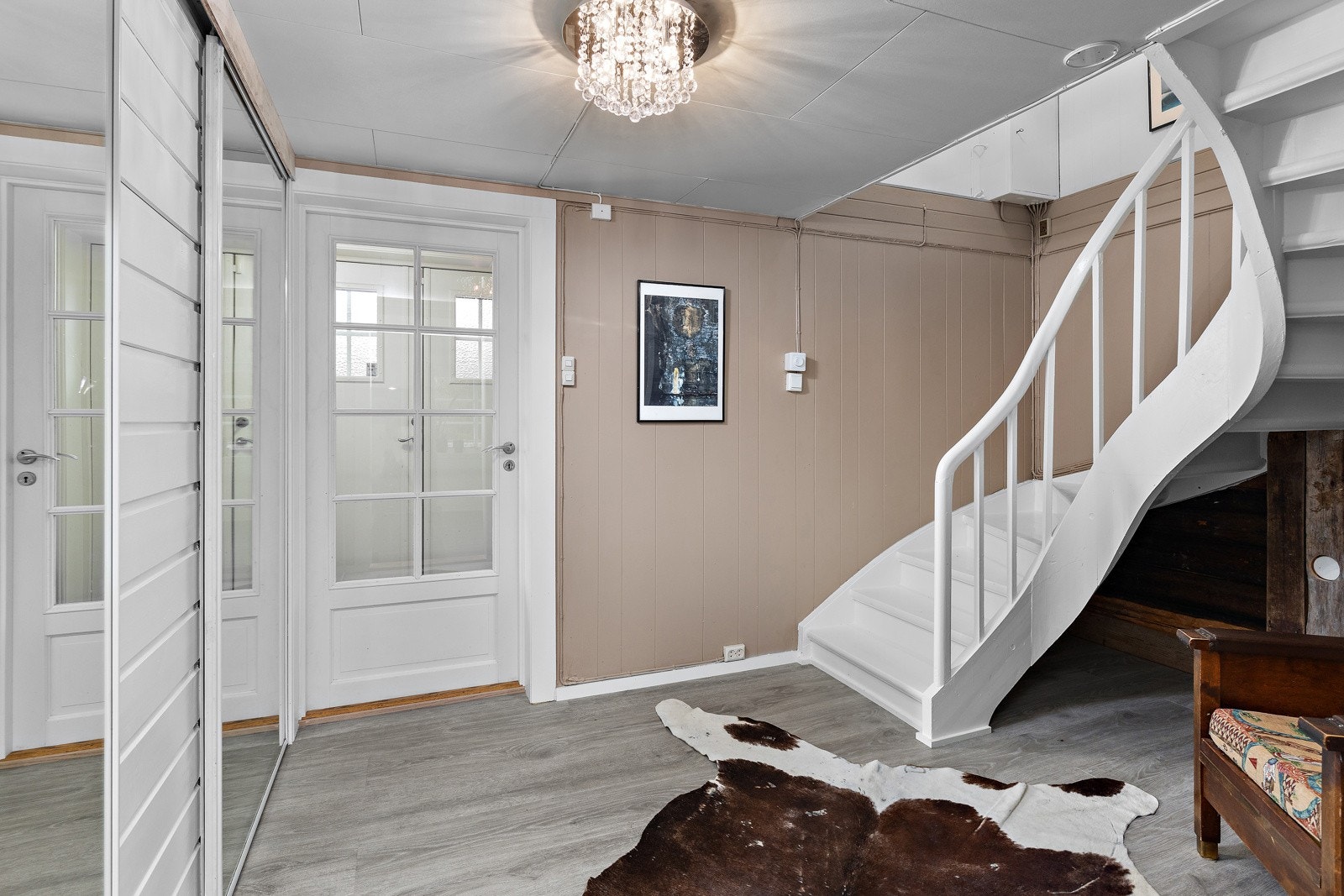 I vindfang/entrè er det flislagt med varmekabler i gulv. På tide å ta turen opp til 2. etasje. Galleribilde