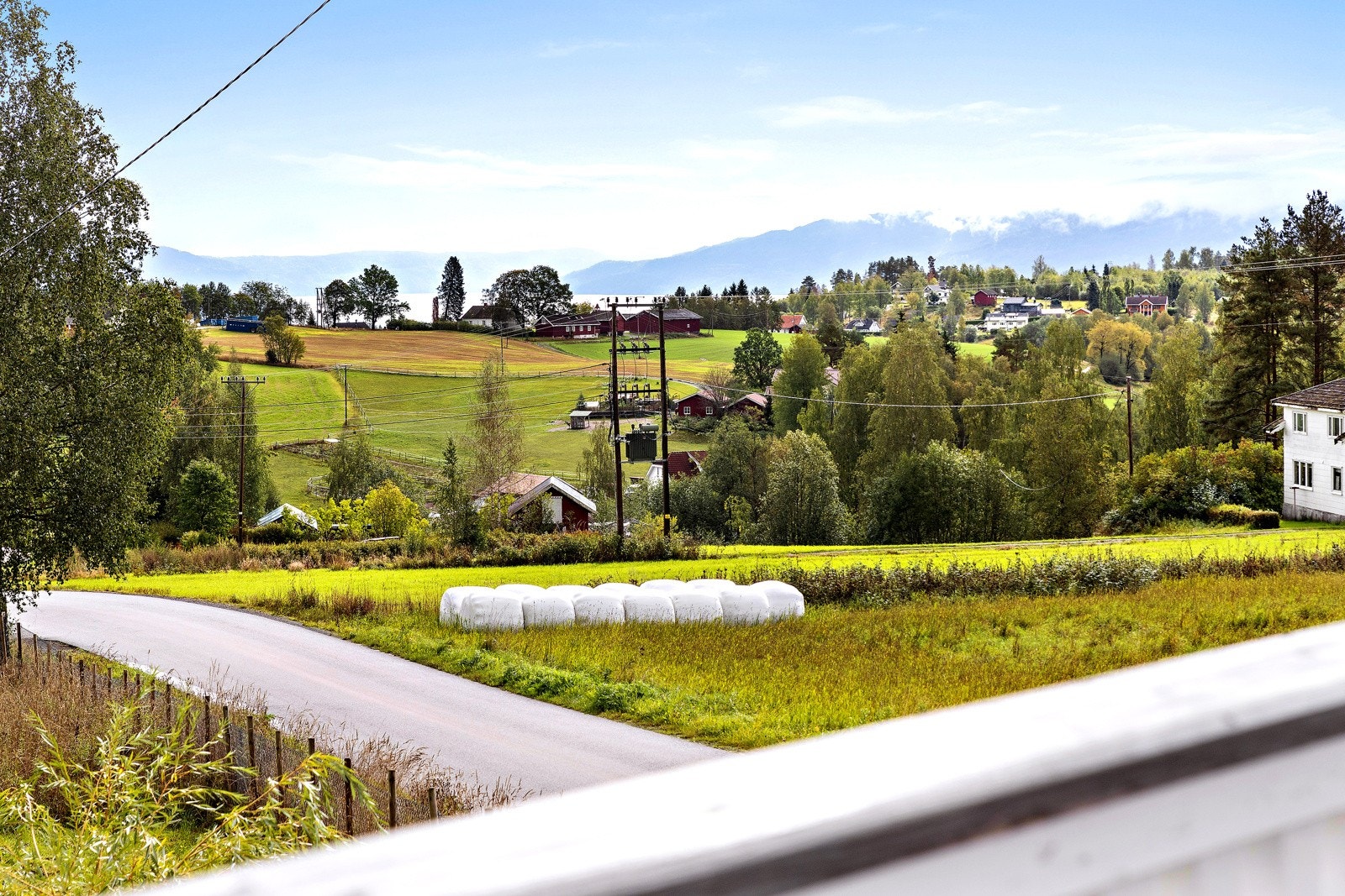 Blir en lei av å stirre på utsikten, er eiendommen omkranset av flotte turstier og skiløyper. Galleribilde