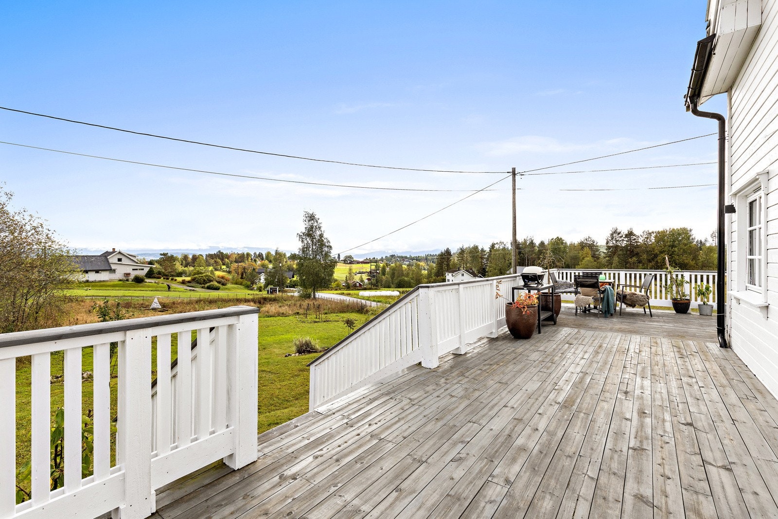 Solen kan nytes fra den står opp til den kryper bak åsen. Galleribilde