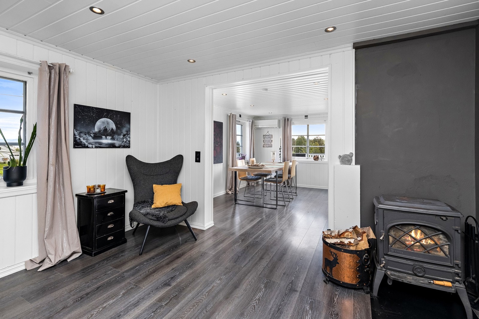 I stuen er det også en peisovn - hjertet i hjemmet. Galleribilde