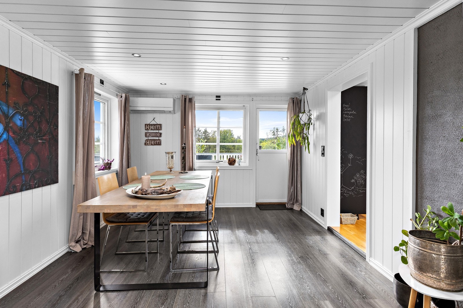 God plass til middagsgjester. Galleribilde