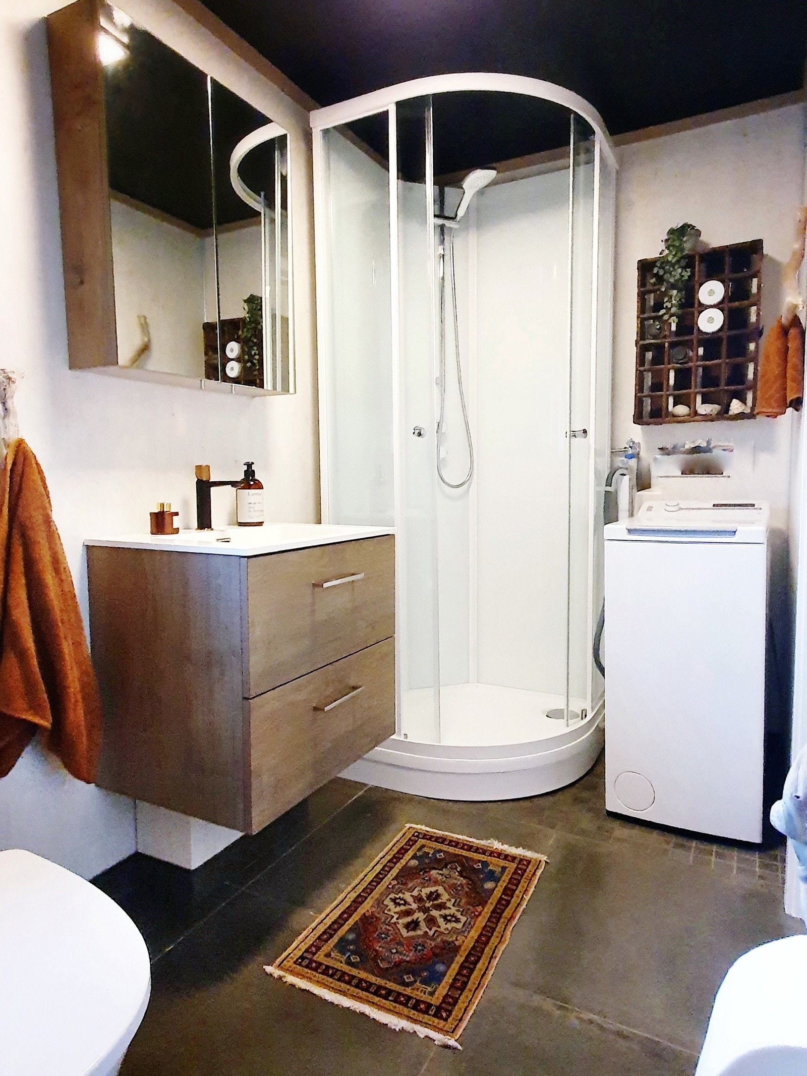 Badet ble nylig pusset opp. Grunnet en feil med membranen er det likevel besluttet å benytte dusjkabinett. Galleribilde