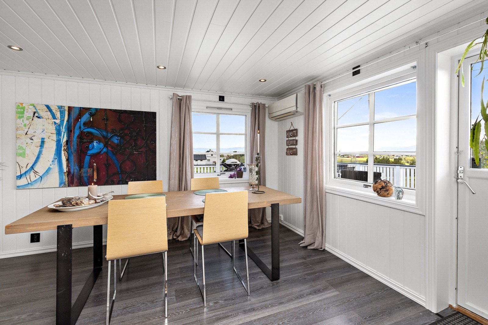 Spisestue med direkte adkomst til terrasse. Galleribilde