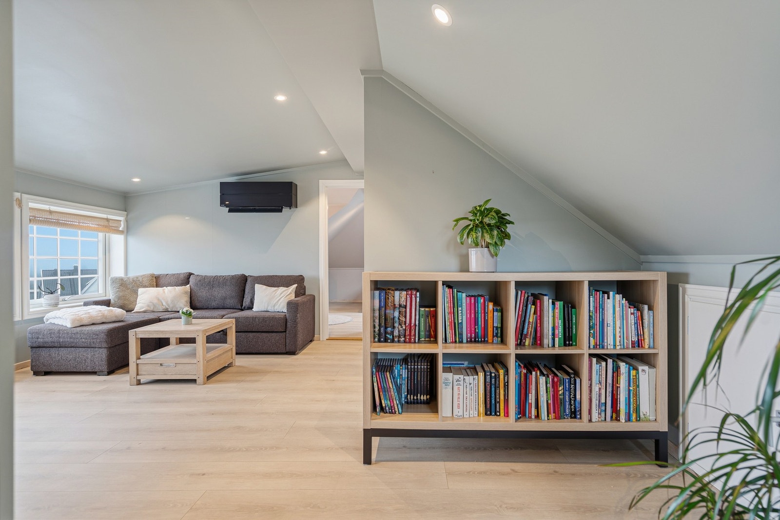 Hele etasjen er nyinnredet i 2023 og fremstår som "ny" - praktisk og flott loftstue! Galleribilde