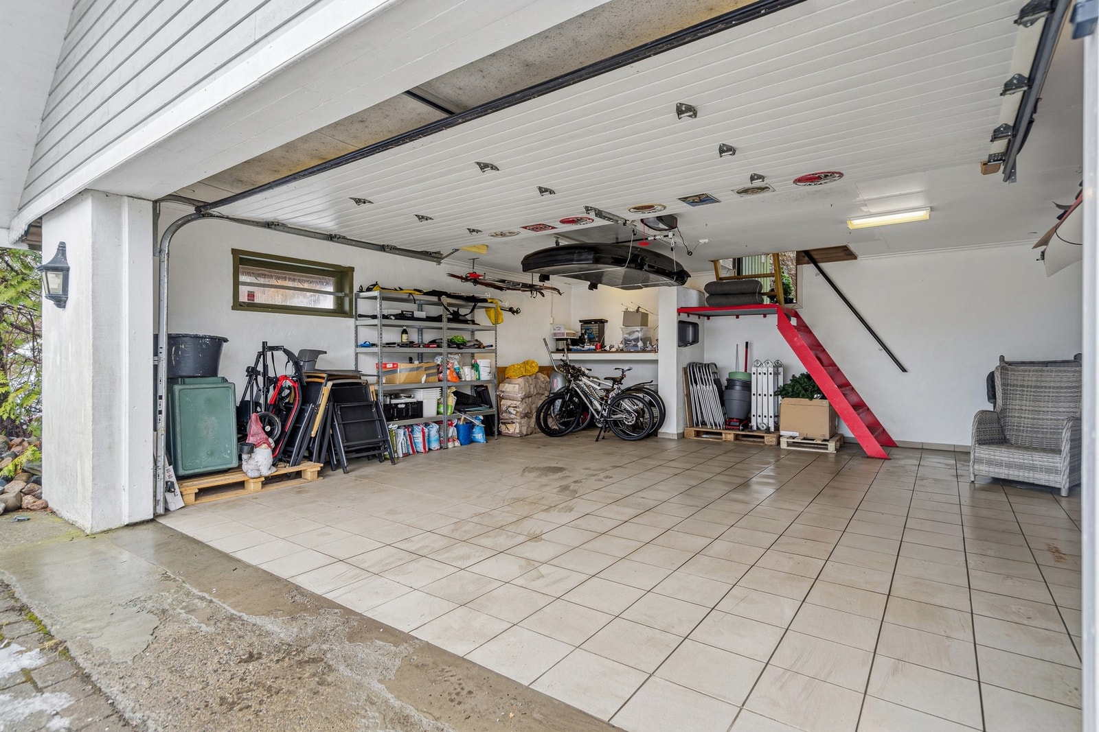 Praktisk garasje med lader og plass til 2 biler Galleribilde