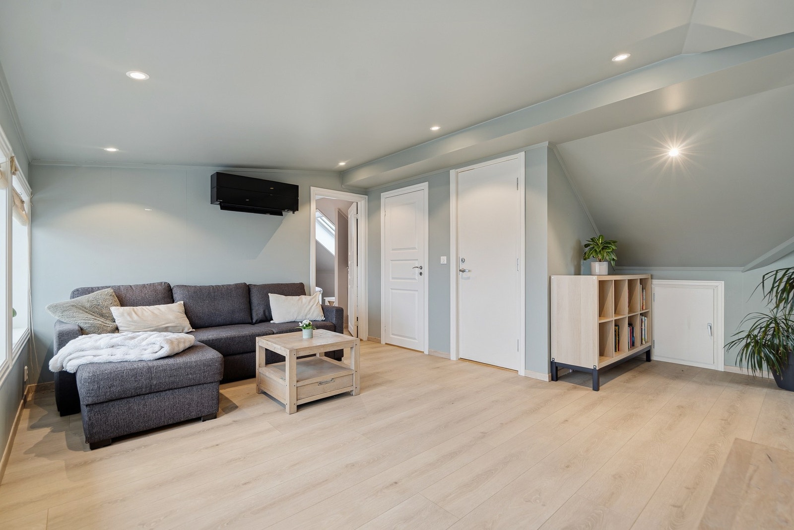 Perfekt med egen varmepumpe som sørger for både varme og kjøling i denne etasjen Galleribilde