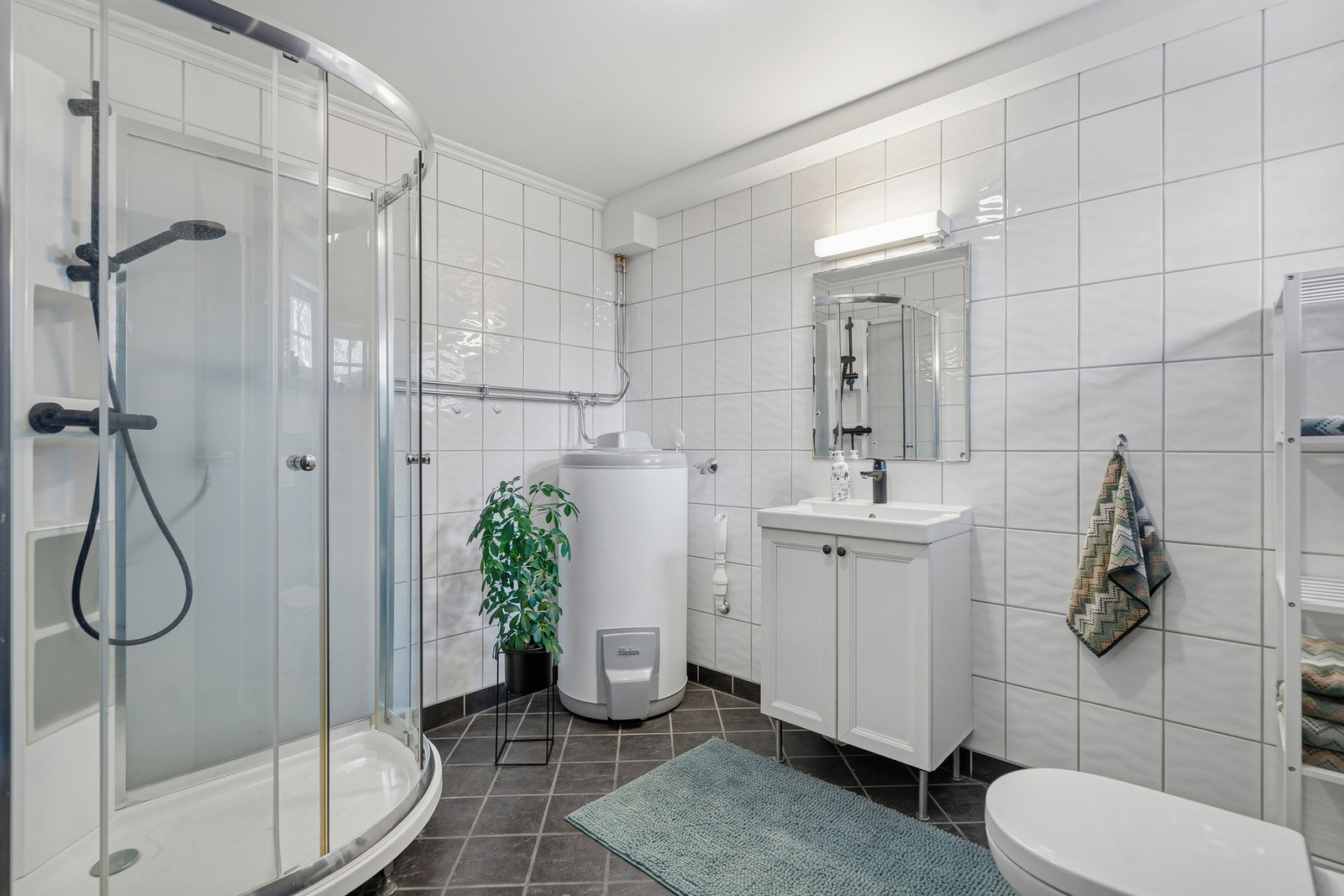 Praktisk og lettstelt bad ved kjellerstua Galleribilde