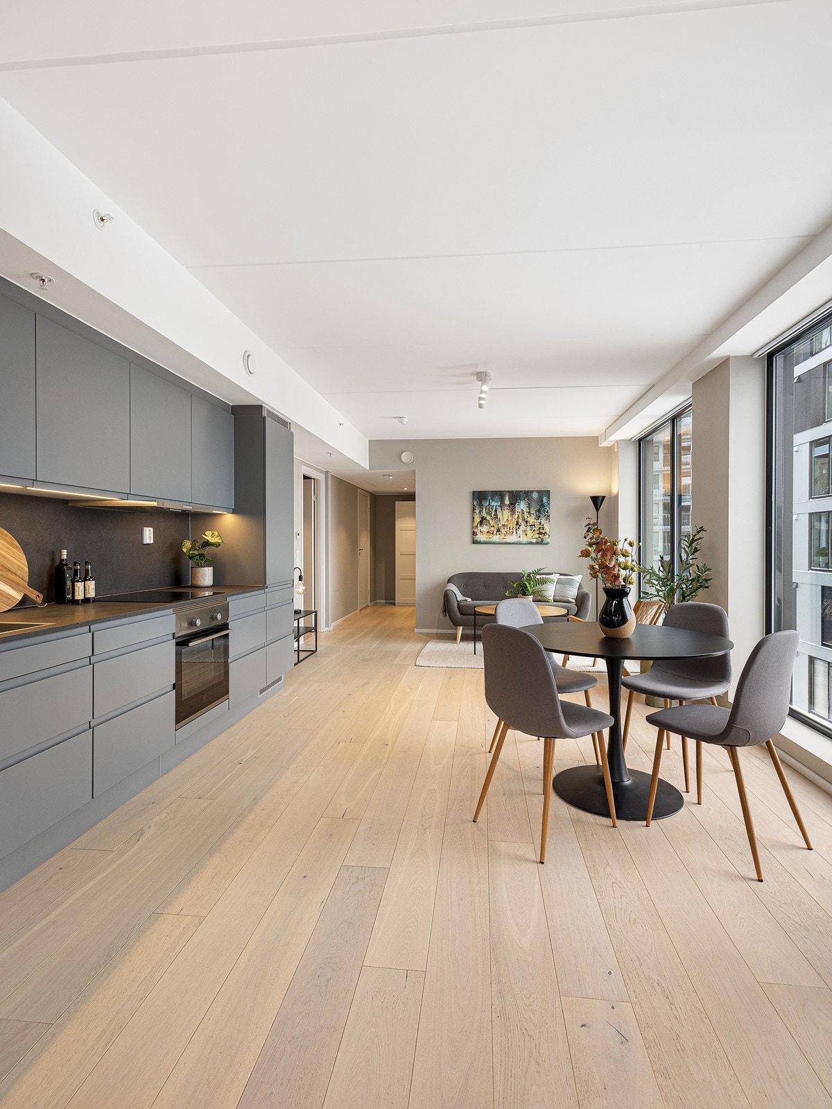 Leiligheten har enstavs parkett på gulv. Galleribilde