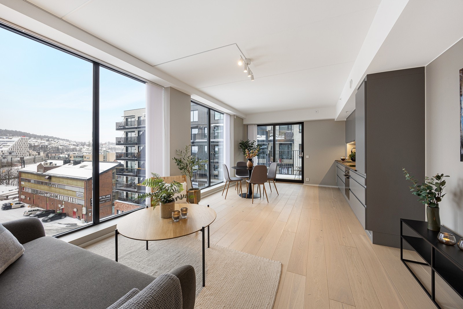 Stue og kjøkken er i åpen løsning, perfekt for sosiale sammnekomster. Galleribilde