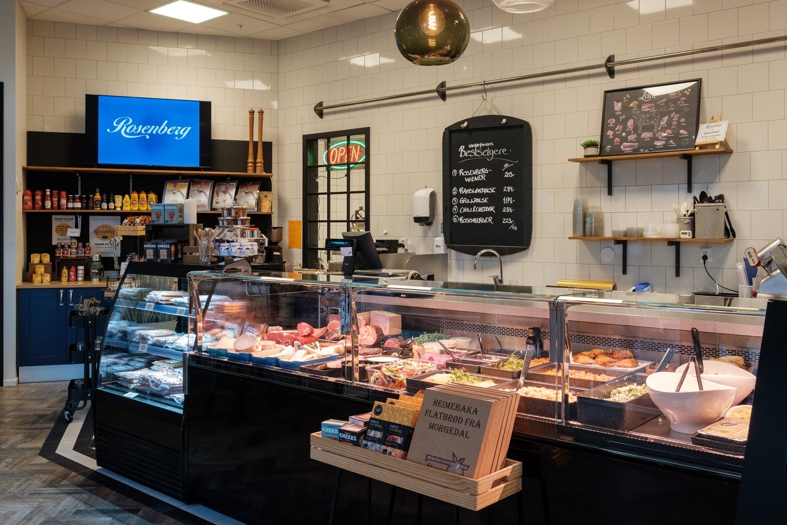 Inne i butikken er det et variert tilbud av nydelig mat. Galleribilde