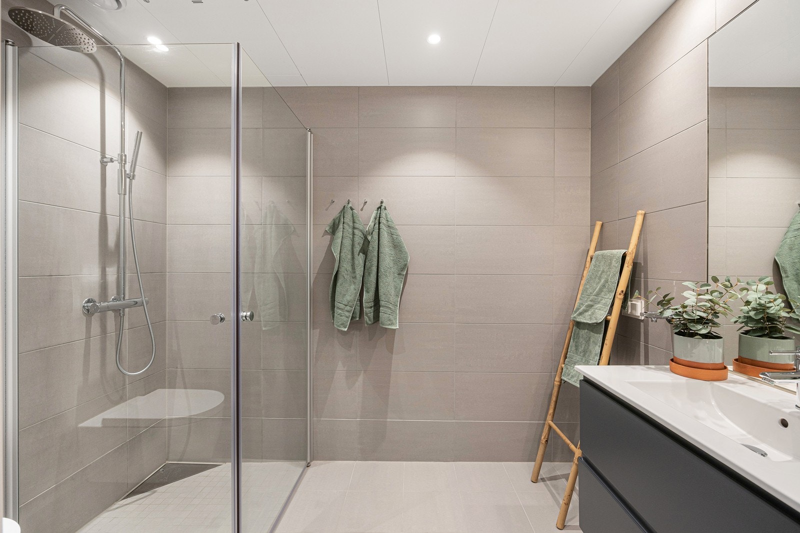 Leiligheten har et lekkert, helfliset baderom med vannbåren gulvvarme. Galleribilde