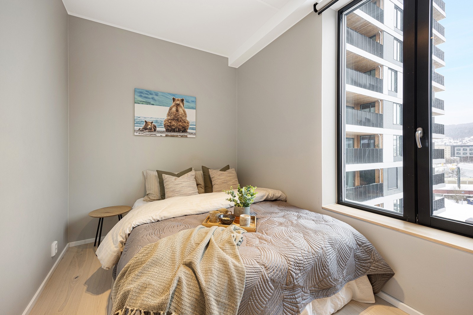 Soverommet har fint lysinnslipp fra stort vindu. Galleribilde