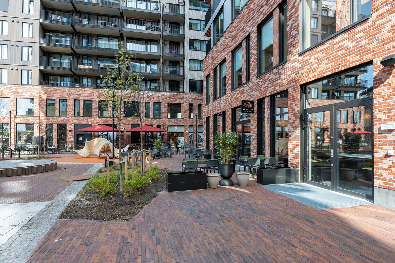 Området byr på forretninger og spisesteder. Galleribilde