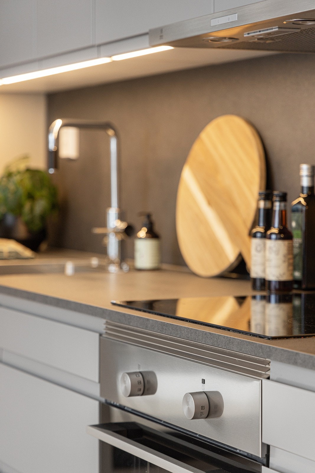 I kjøkkenet er det rikelig med skap- og benkeplass som besørger et funksjonelt og arbeidsvennlig kjøkken til hele familien. Galleribilde