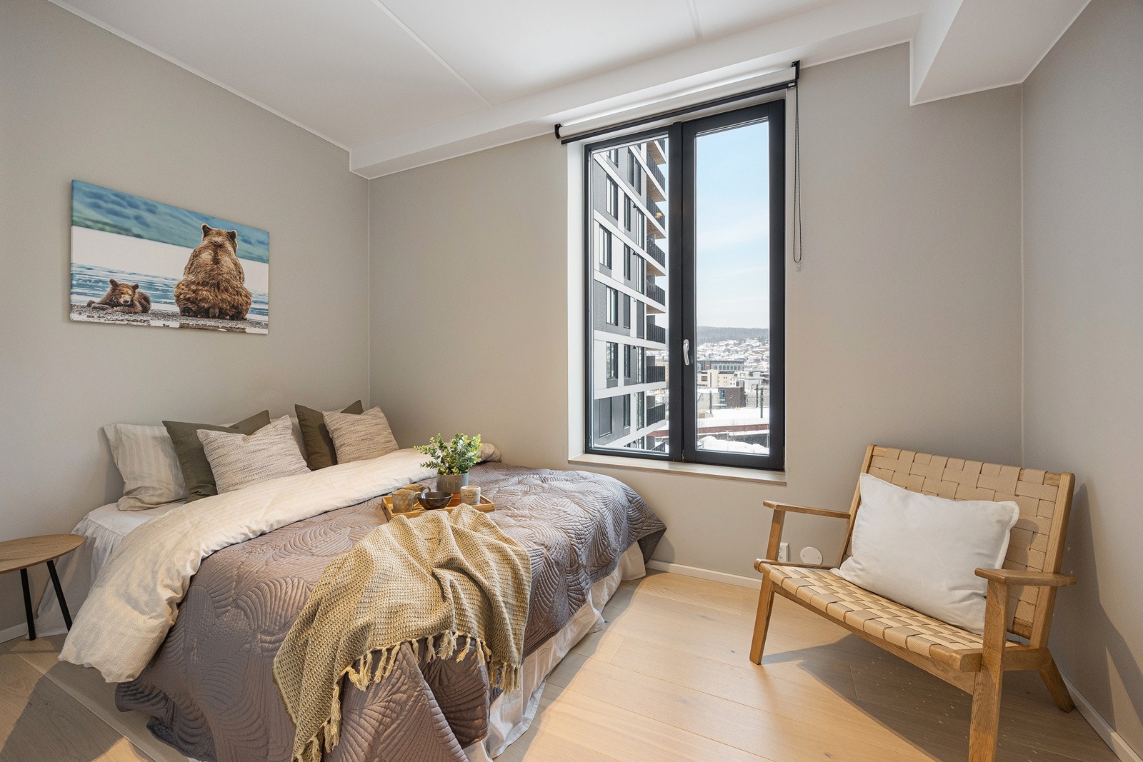 Leiligheten har ett soverom med god plass til seng, garderobe og annet ønskelig møblement. Galleribilde