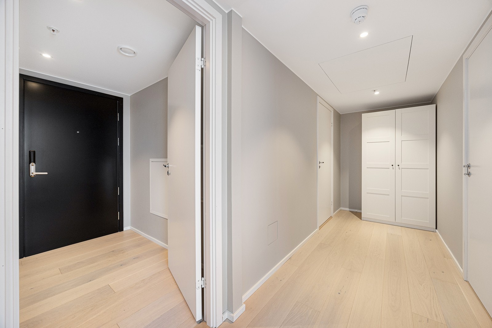 I gang og entré er det god plass til ytterligere garderobeløsning. Galleribilde