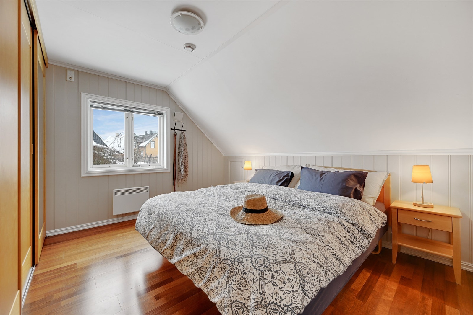 Soverom med skyvedørsgarderober. Galleribilde