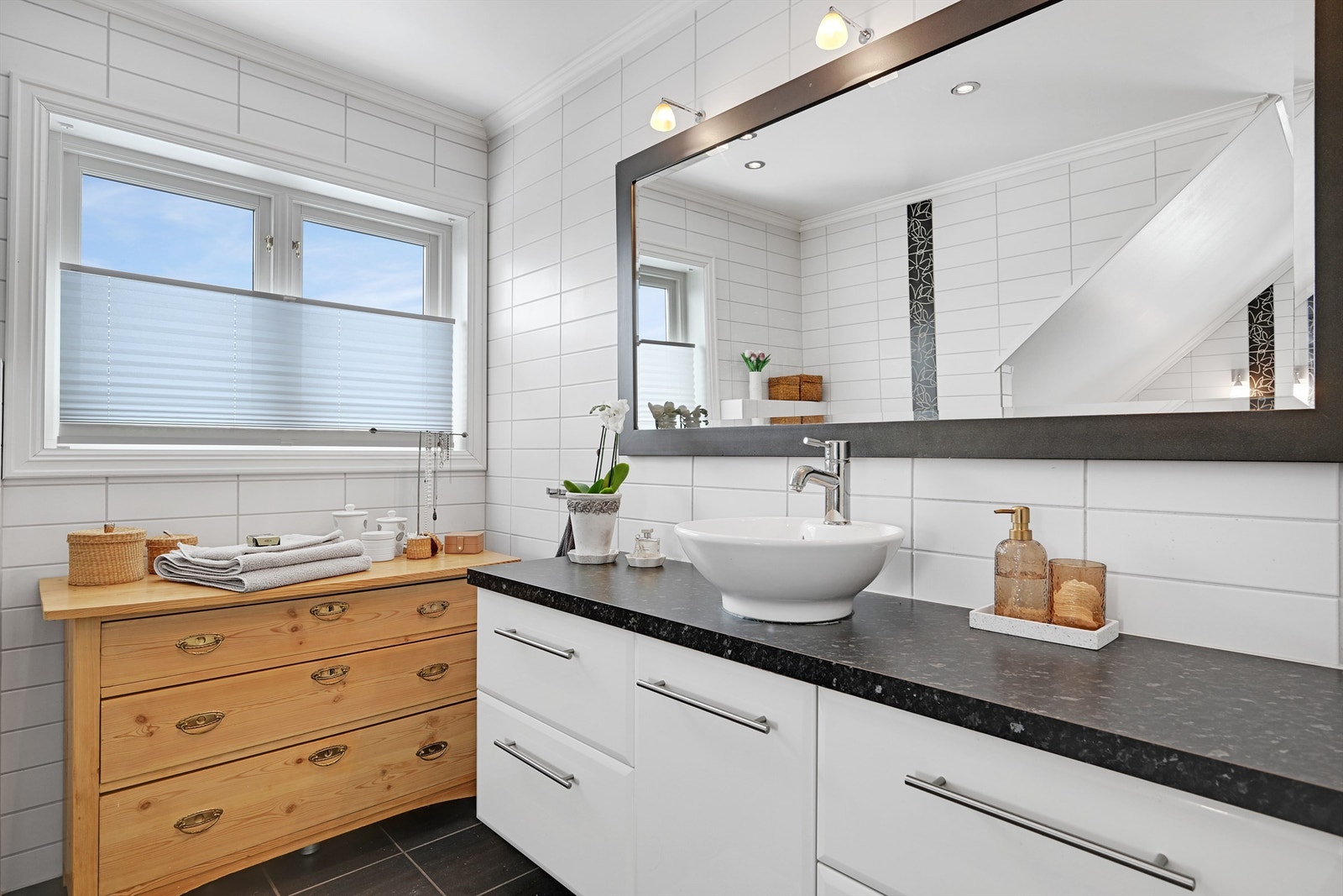 Det er vegghengt wc, dusj, boblebadekar, servant i innredning (fra Mias), håndkletørker og plass/opplegg for vaskemaskin Galleribilde