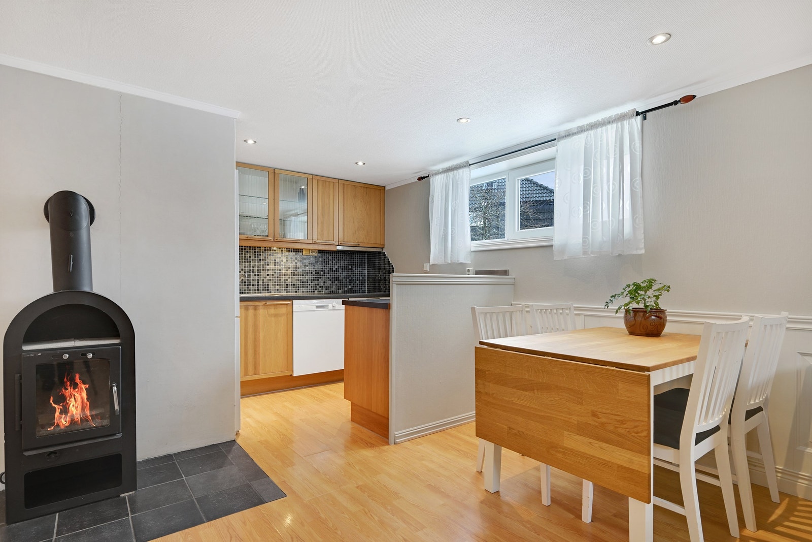 Koselig med peisovn foran spiseplass i hybel Galleribilde