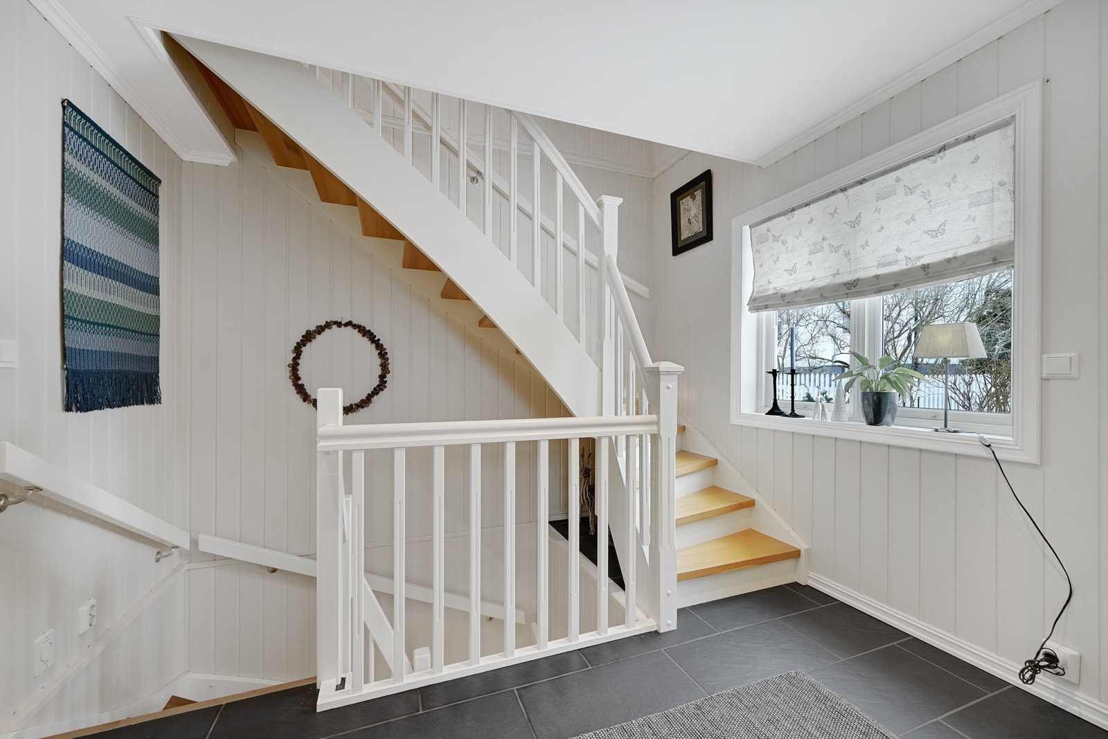 Lys og trivelig velkomst i trappehallen, med tilkomst til kjeller og 2. etg. Galleribilde