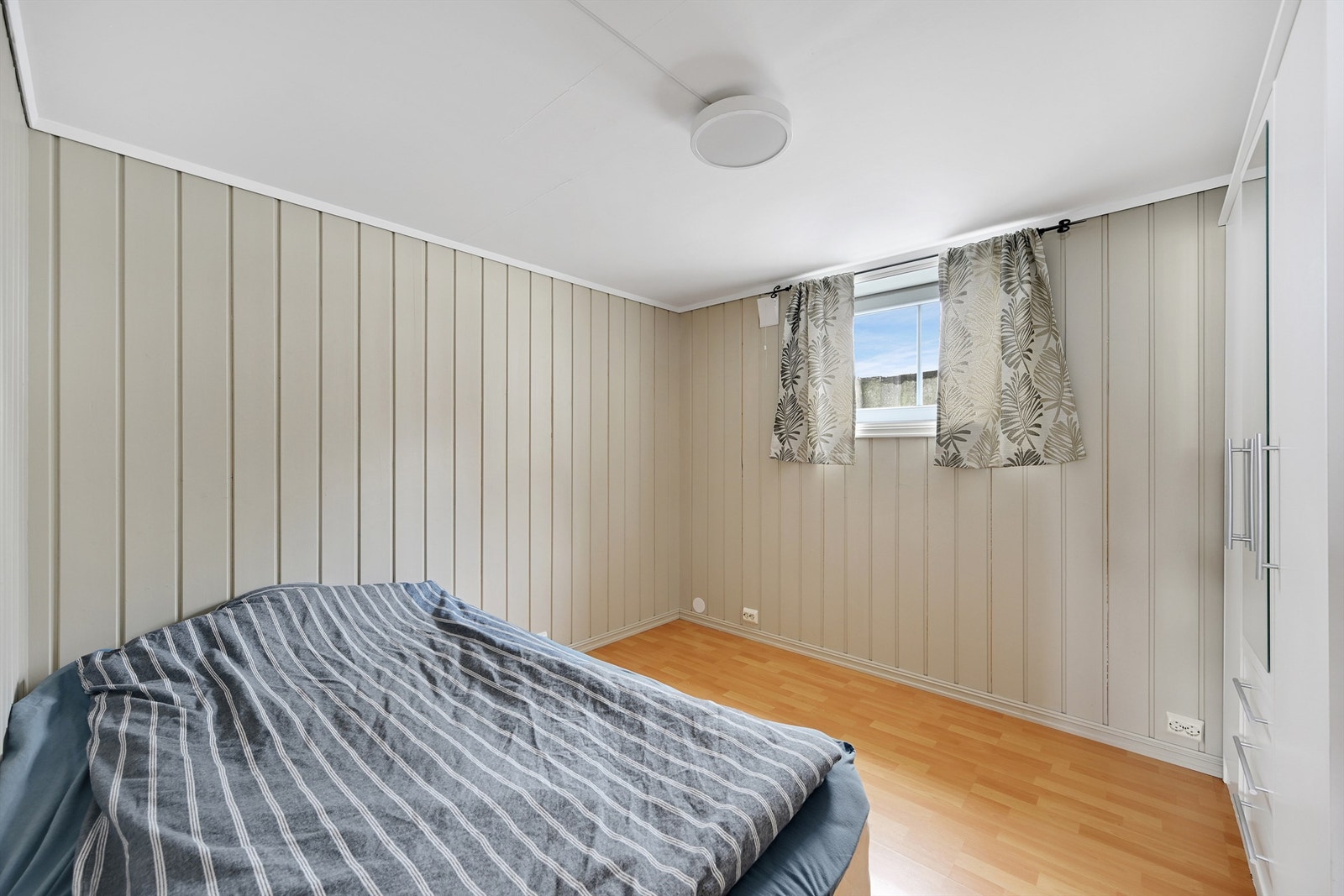 Soverom med skapplass i hybel Galleribilde