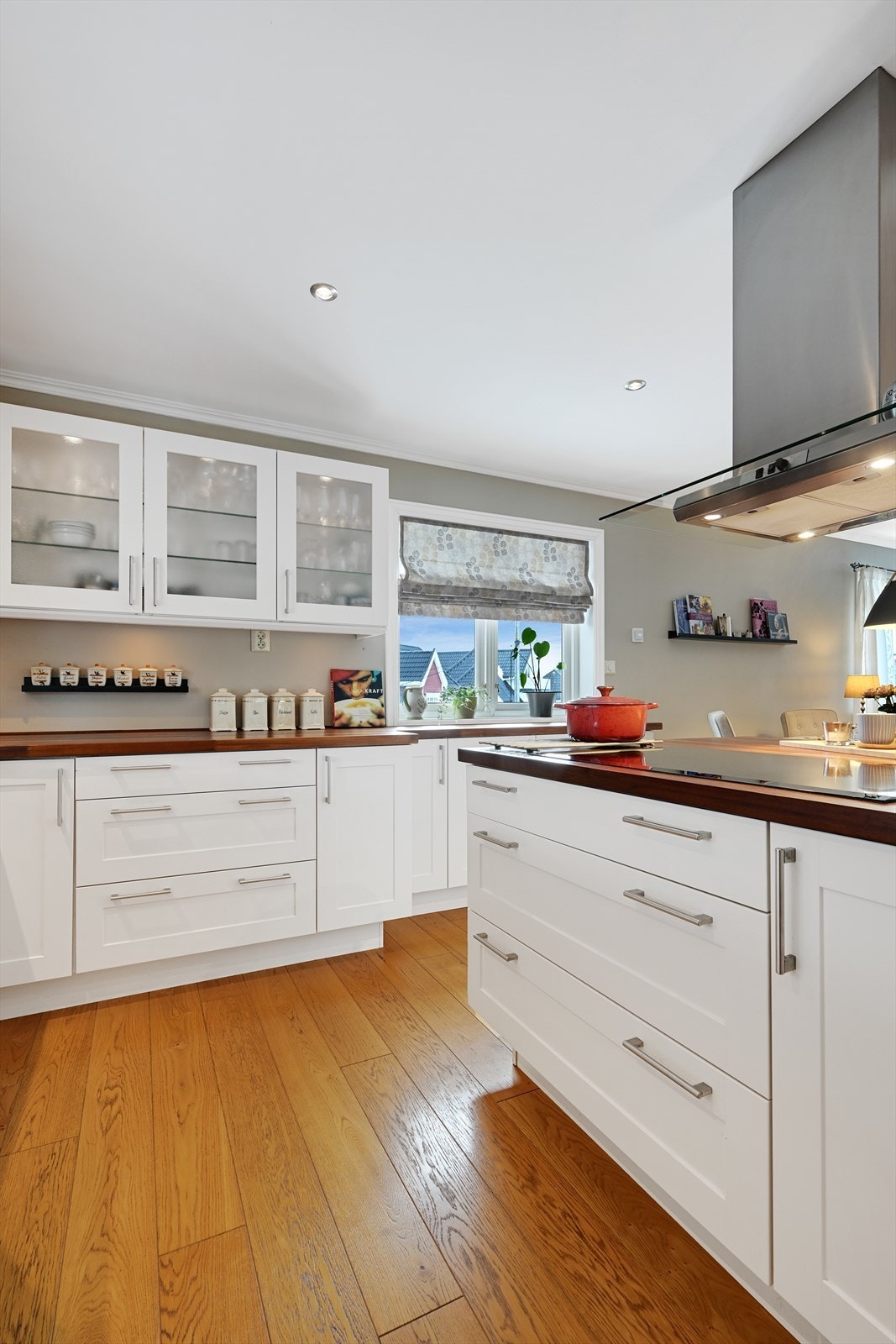 Et pent, praktisk og funksjonelt kjøkken fra Huseby. Galleribilde