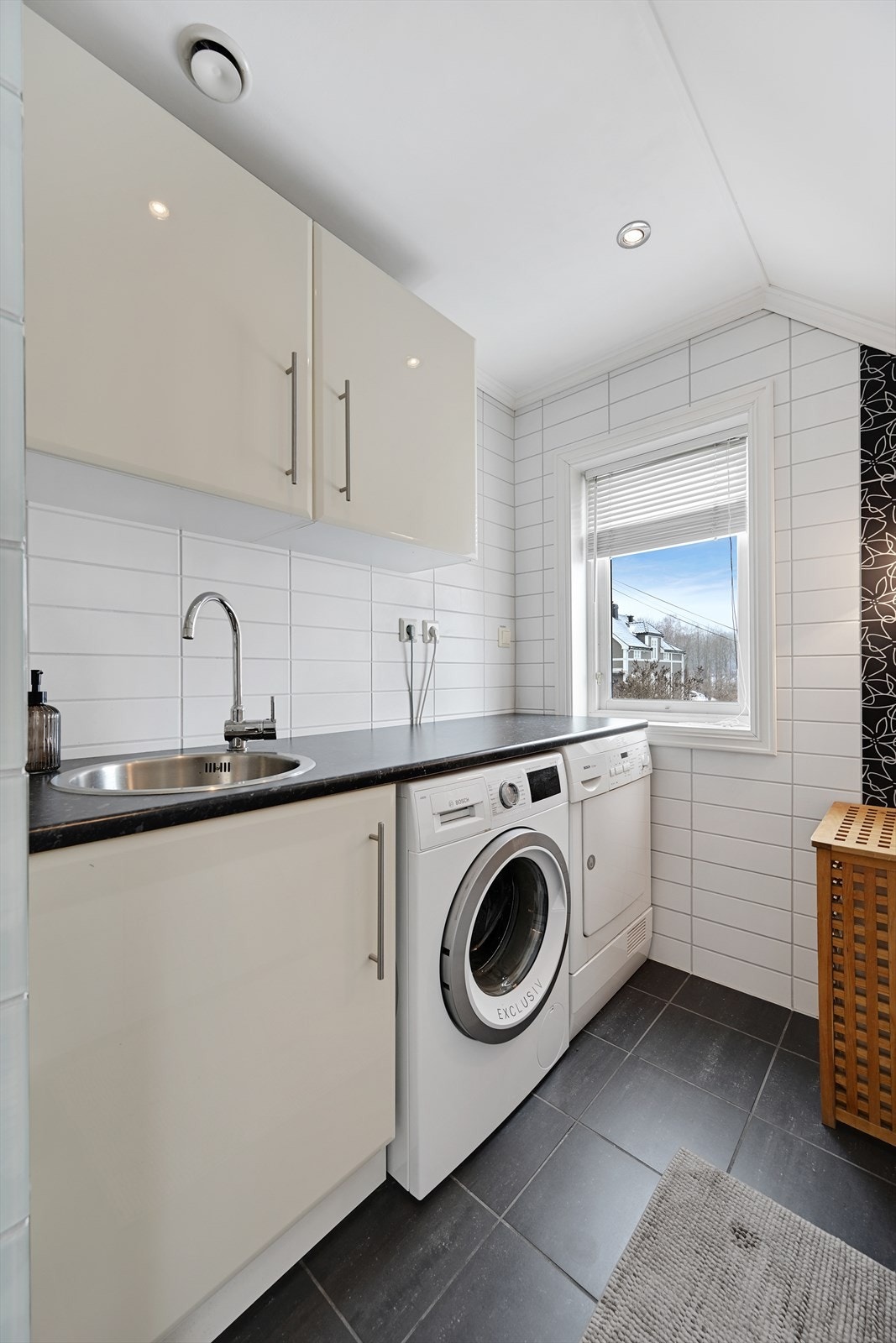 En fin og praktisk plass for vaskemaskin og tørketrommel Galleribilde