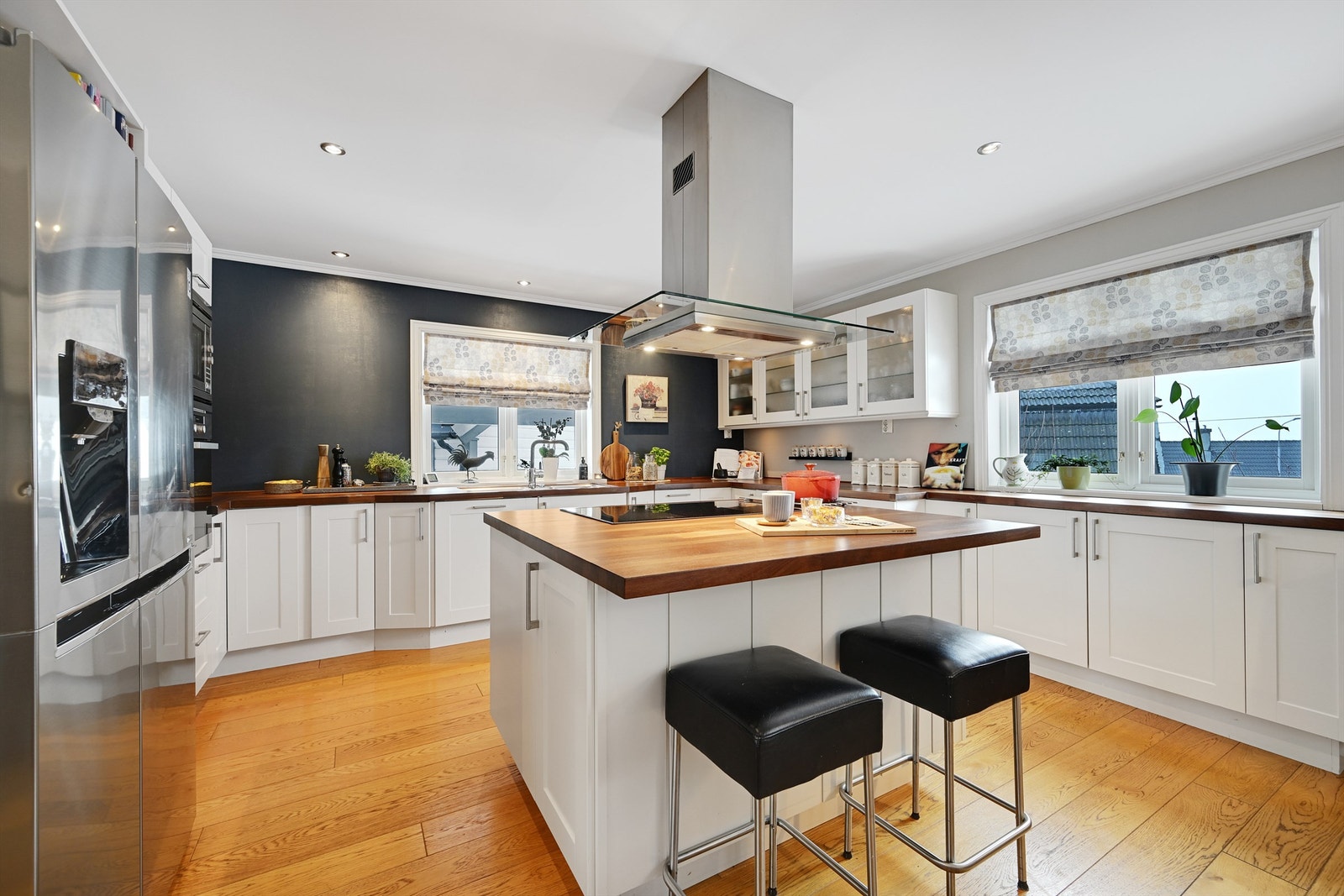 Funksjonelt og sosialt med kjøkkenøy og barløsning Galleribilde