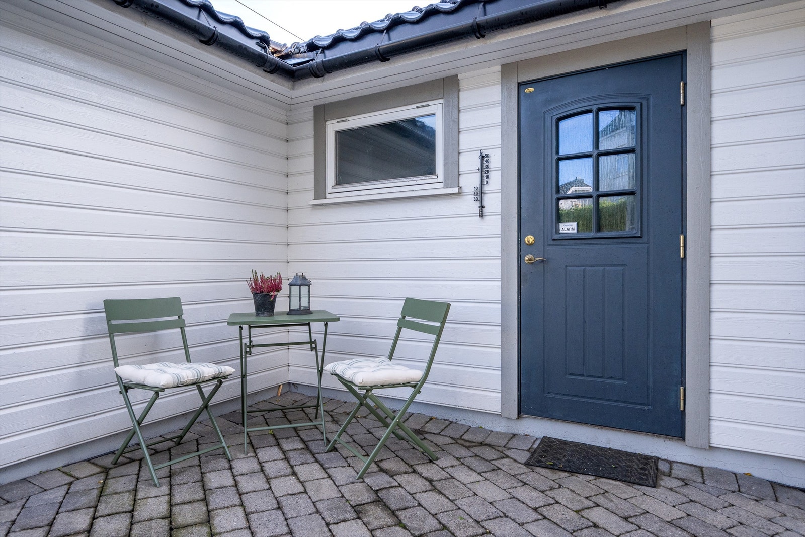 Flere muligheter for uteplasser. Her foran garasjen med utebod Galleribilde