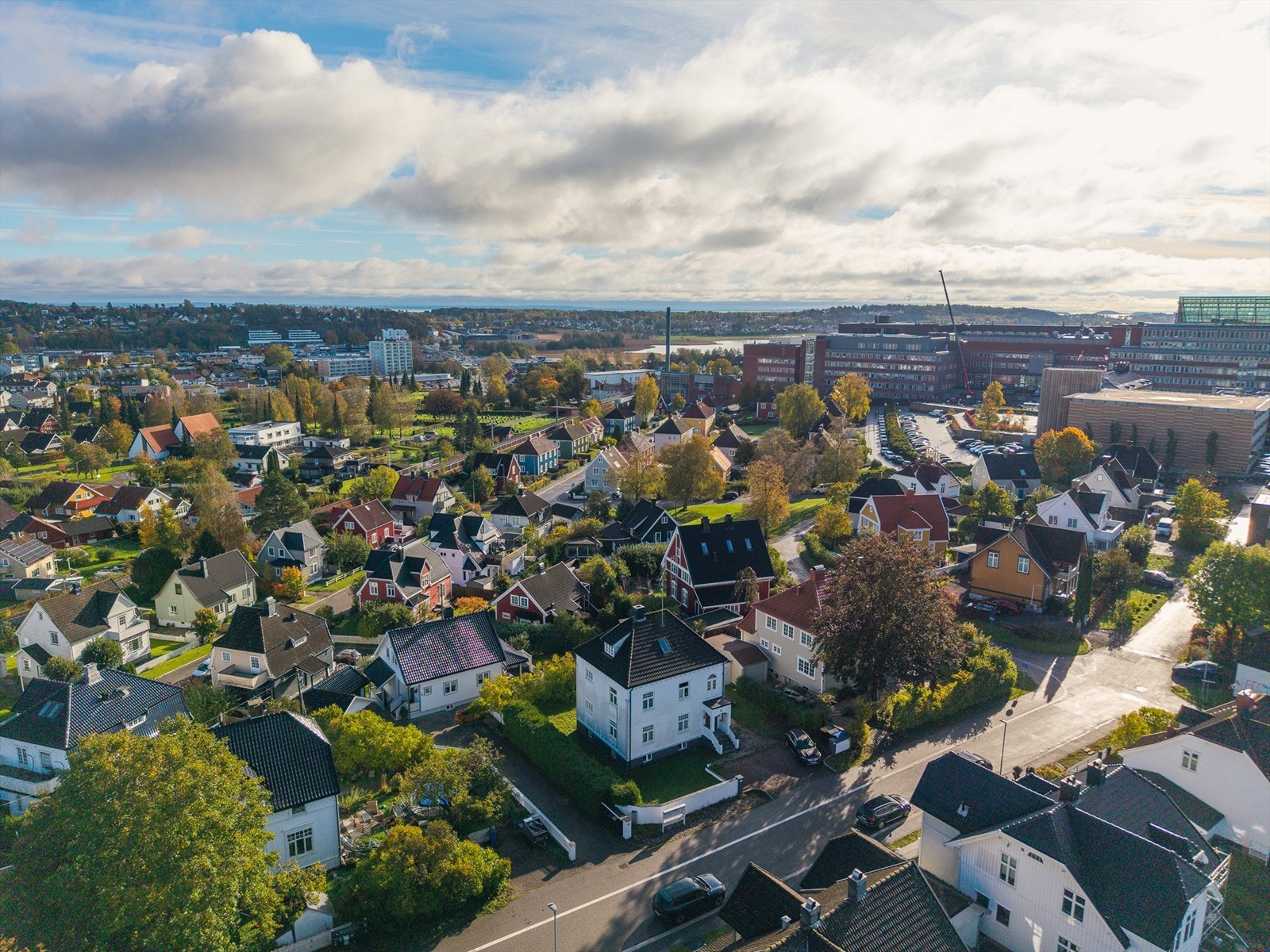 Attraktivt villastrøk, med kort vei til sykehus, jernbane og sentrum! Galleribilde