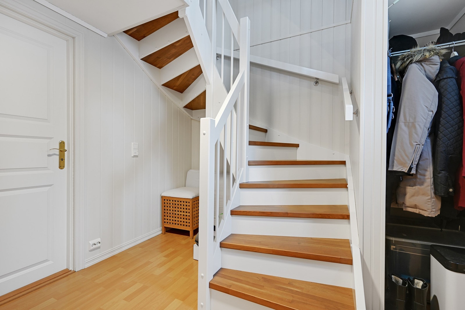 Trappeløp fra kjeller til hovedetasje Galleribilde