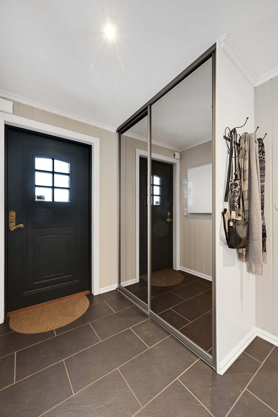 Skyvedørsgarderober i gangen. Galleribilde