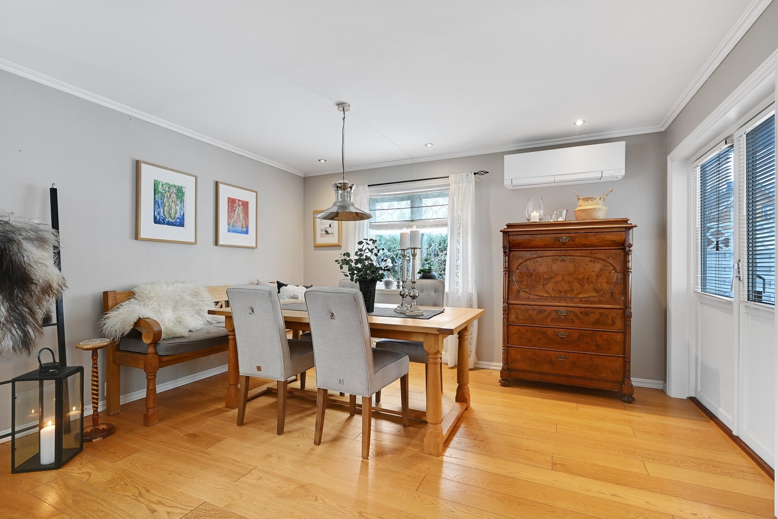 Spisestue med utgang til terrasse og hage. Galleribilde