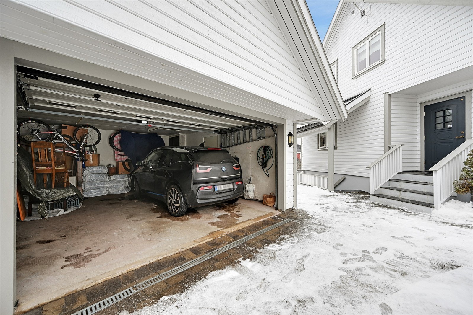 Dobbel garasje med elbil-lader Galleribilde