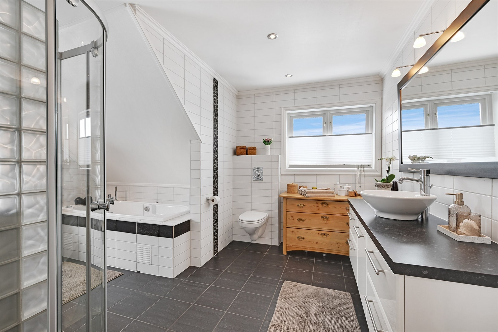 Romslig badeværelse Galleribilde