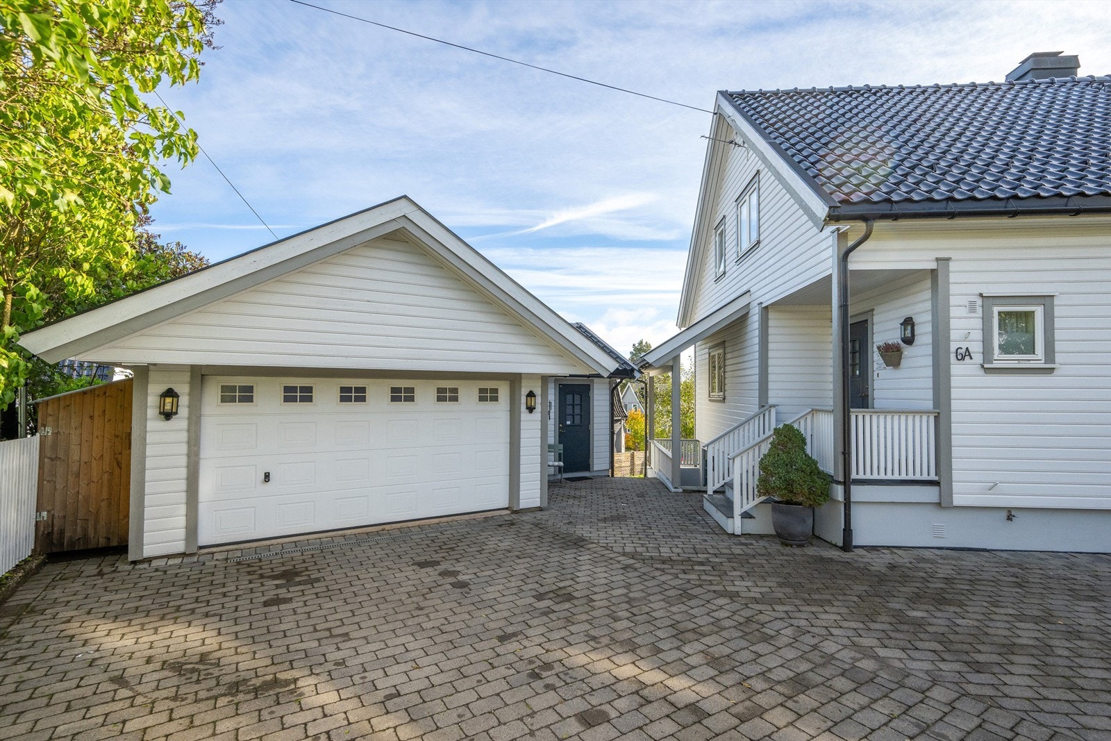 Dobbel garasje. Galleribilde