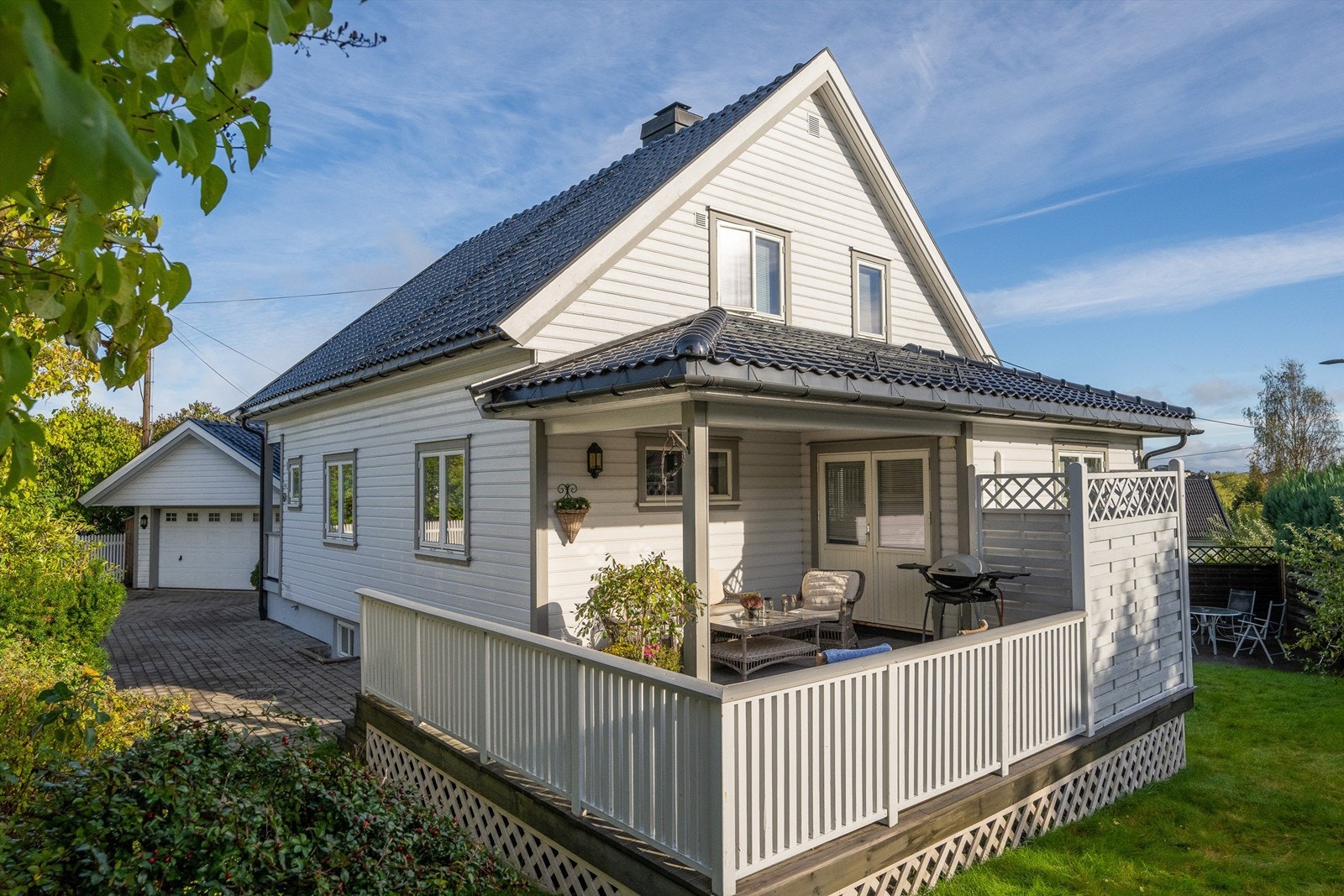 Deilig, delvis overbygget terrasse Galleribilde