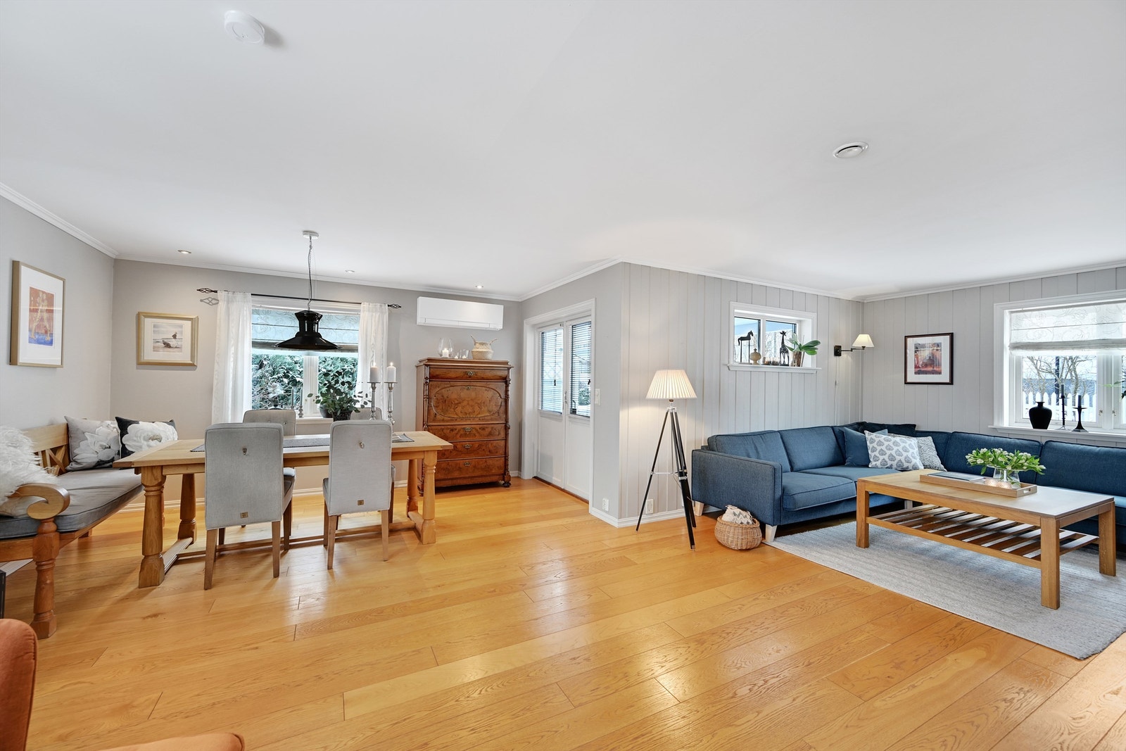 Stuen har utgang til terrasse mot syd/vest Galleribilde