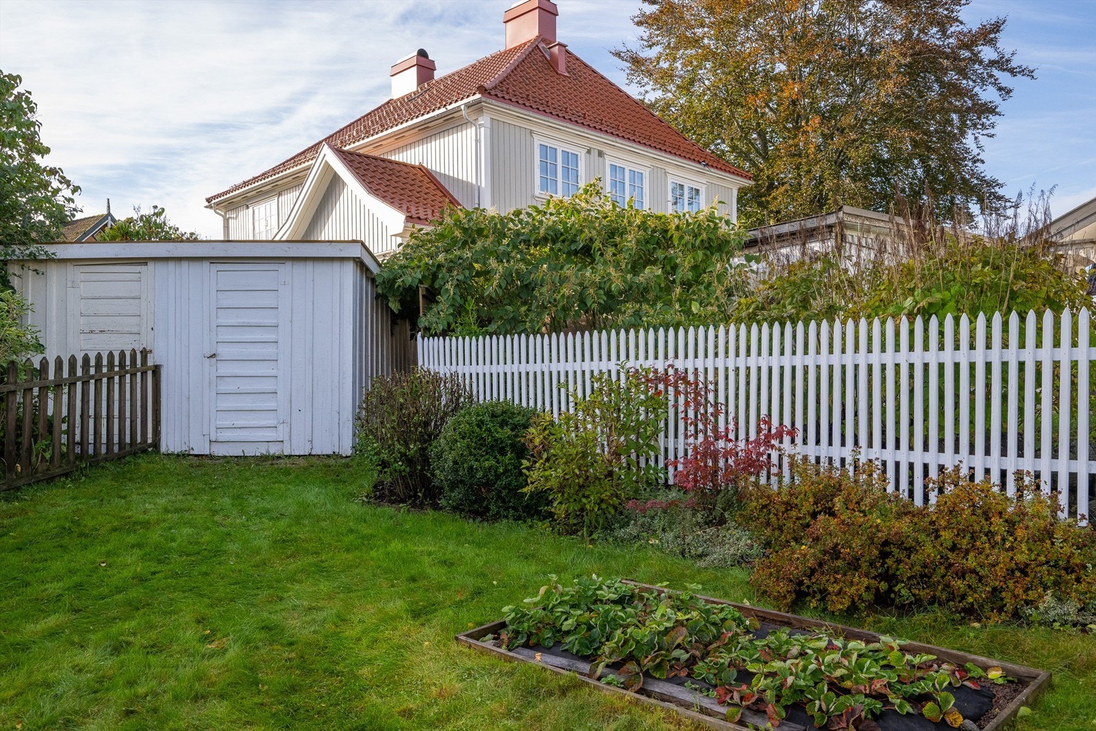 Praktisk med utebod for hageredskap Galleribilde