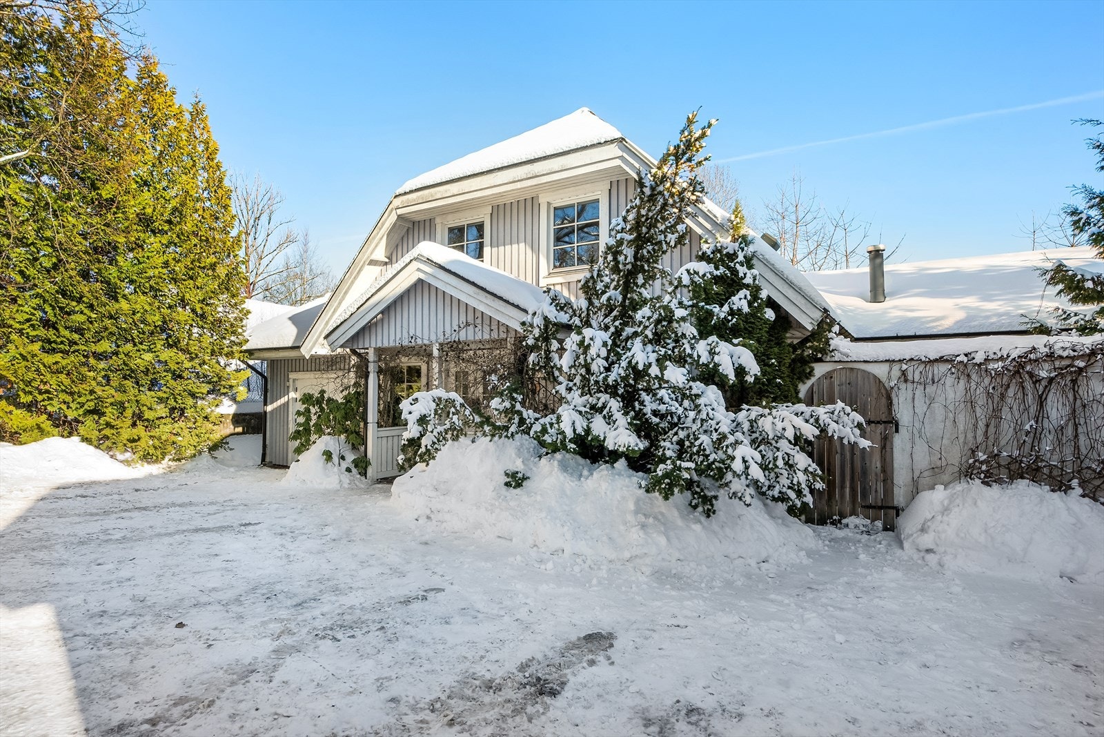 Stor, asfaltert gårdsplass med garasje og tilgang til hage Galleribilde