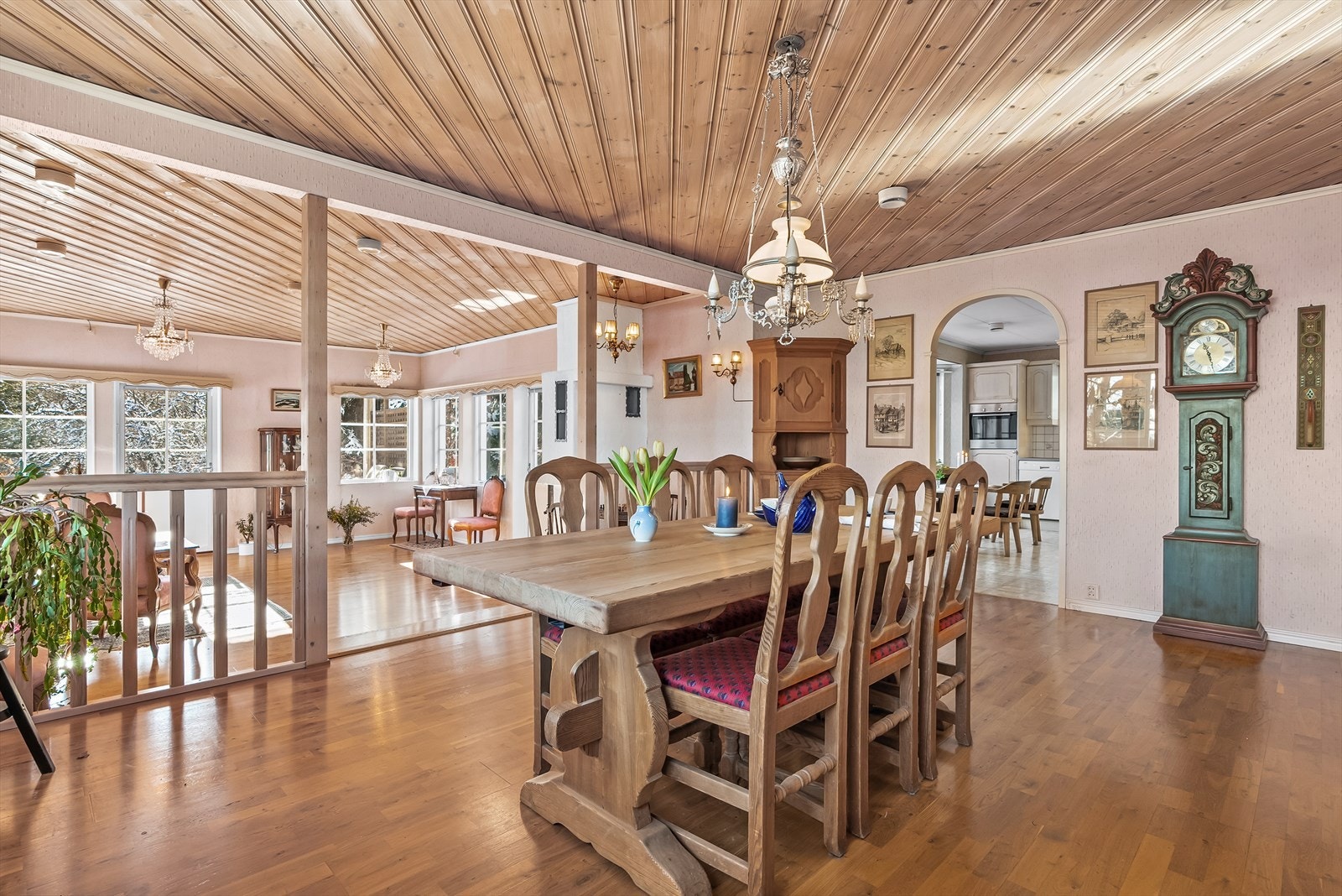 Rommet har praktisk definerte soner i rommet. Det er god plass til en hyggelig spisegruppe i rommet Galleribilde