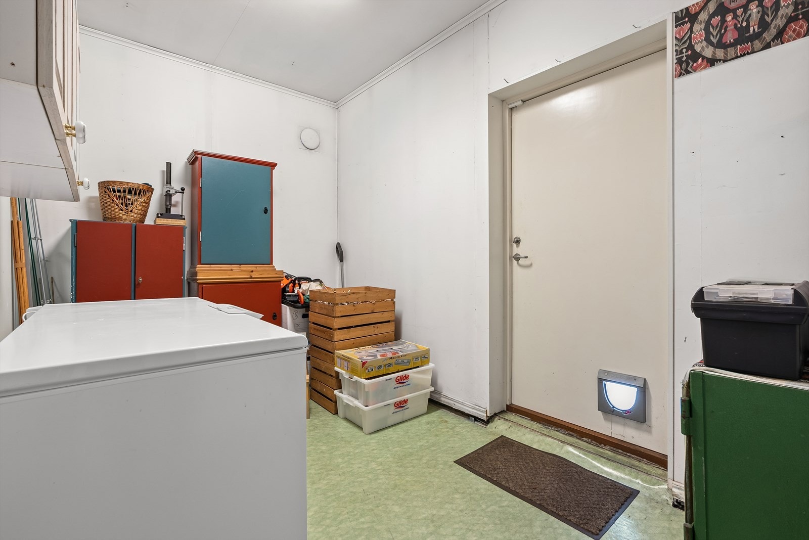Praktisk bod med mulighet for oppbevaring. Det er utgang til boligens utearealer fra rommet Galleribilde