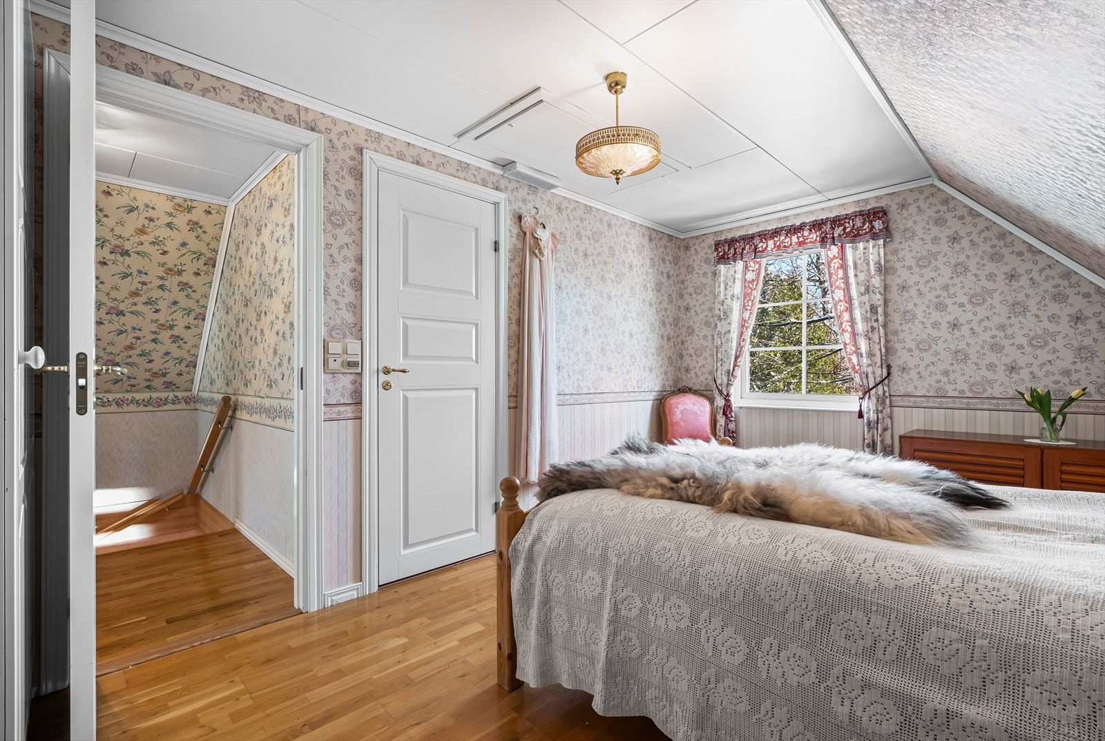 Fra soverommet har man direkte tilgang til et romslig bad Galleribilde