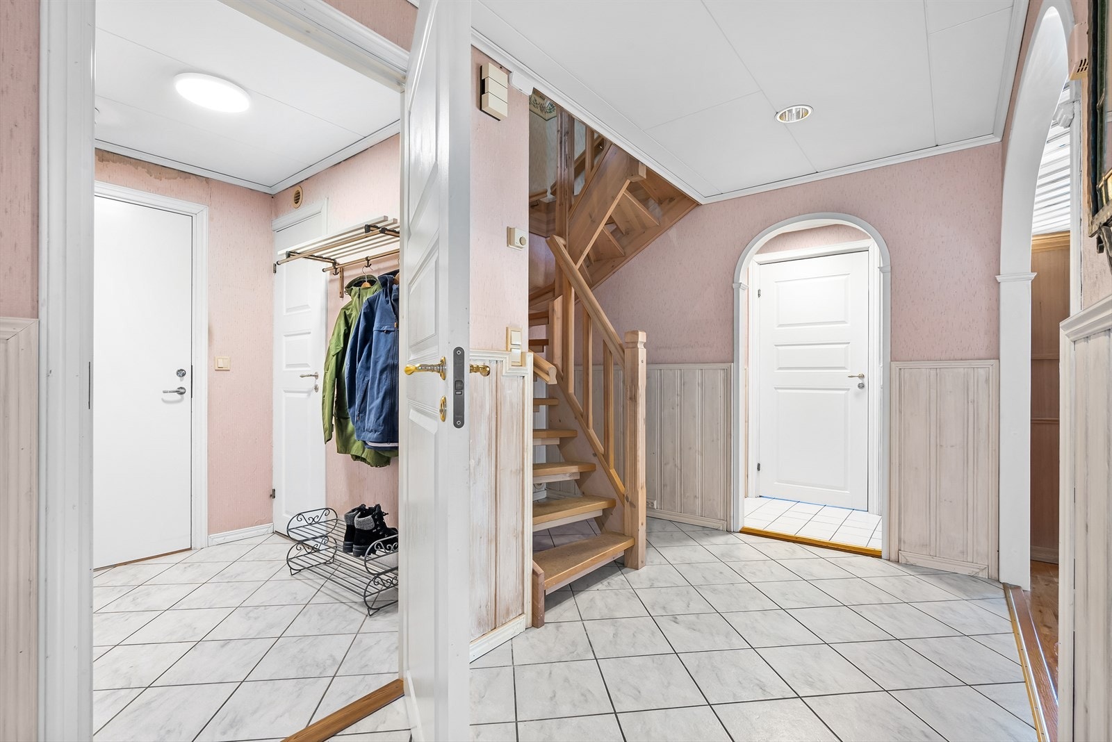 Entreén er romslig og har adkomst til boligens øvrige rom Galleribilde