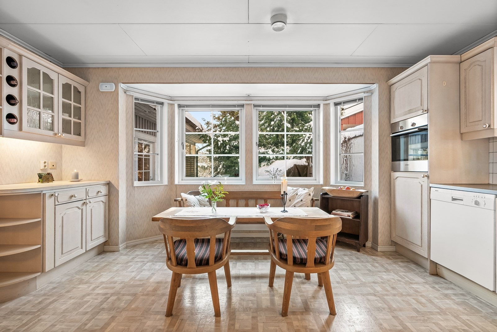 De store vindusflatene i rommet slipper inn rikelig med naturlig lys Galleribilde