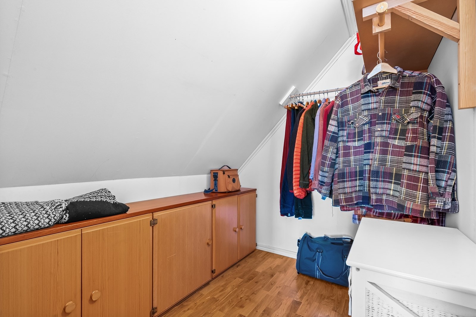 Omkledningsrom med plass til oppbevare klær og sko. Galleribilde