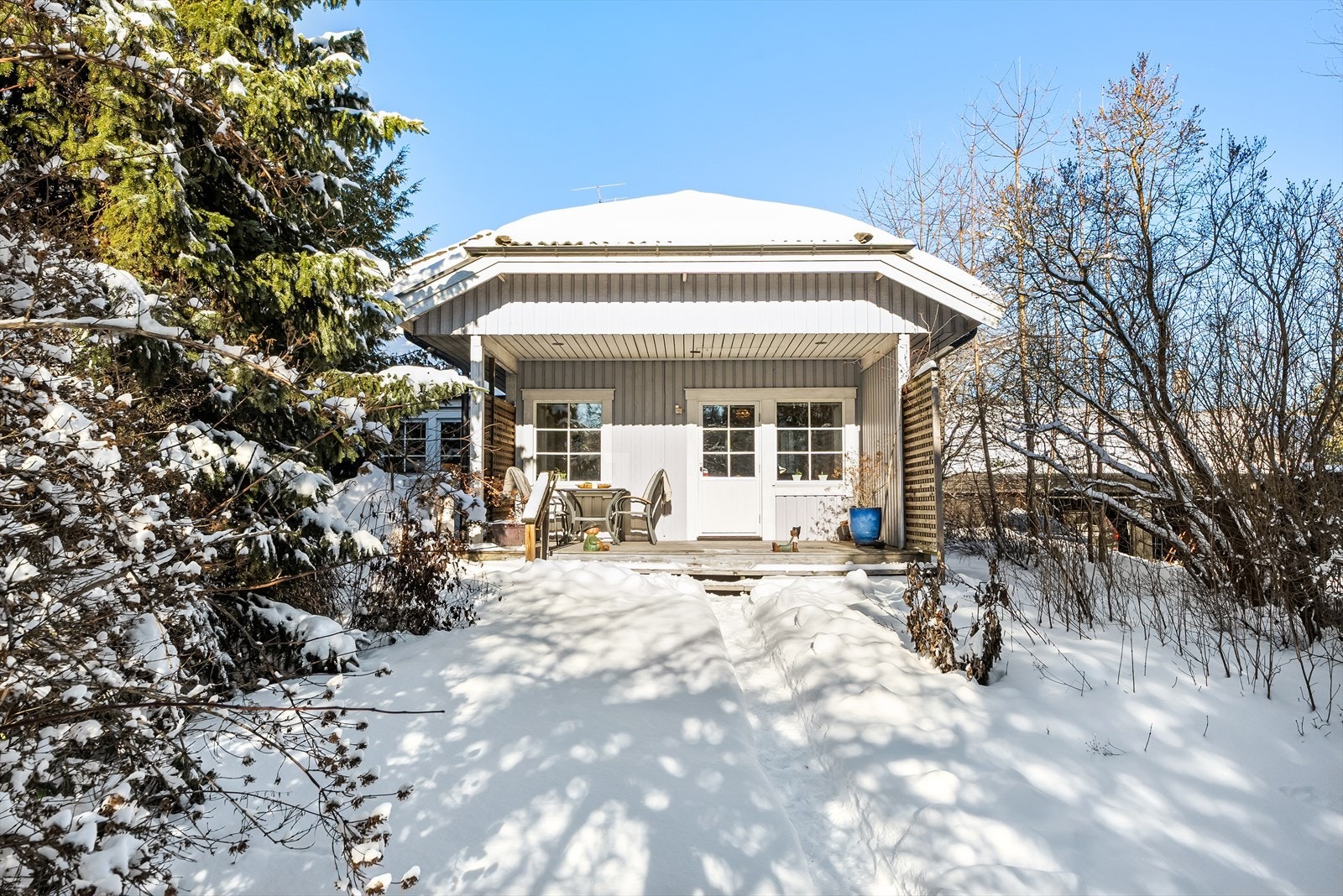 Her er det rikelig med plass til lek, ballspill, soling og hyggelige tilstelninger Galleribilde