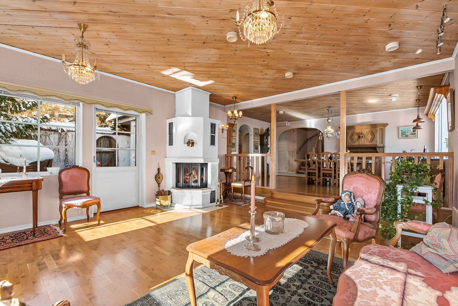 Rommet har en sjarmerende atmosfære og flere hyggelige oppholdssoner Galleribilde